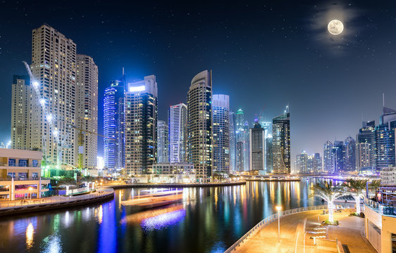 Die Wolkenkratzer der Dubai Marina am Abend mit Vollmond