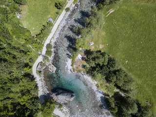 Vista aerea della roccia gigante chiamata il Bidet della Contessa nella Val di Mello, una valle verde circondata da montagne di granito e boschi. Sondrio. Lombardia. Italia