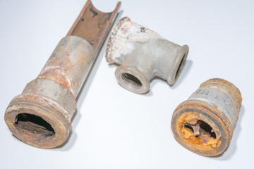 Wasserleitung und Adapter mit rost isoliert auf weiss