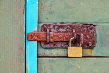 Riegel rostig mit Schloss an der Tür. Zugang schließen, verriegeln und sperren