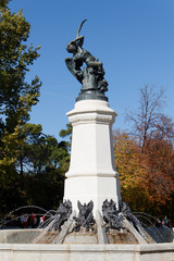Fototapeta na wymiar Foutain with bronze statue in the retiro park