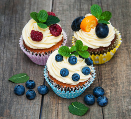 Cupcakes with fresh berries