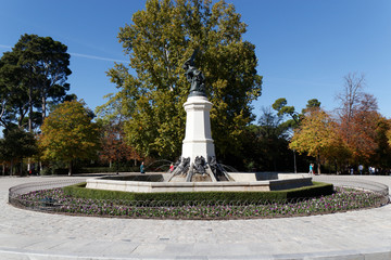 Foutain with bronze statue in the retiro park