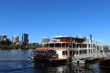 Obraz premium Paddle wheel boat cruises Brisbane river in Australia
