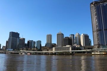 Obraz premium Pejzaż z drapaczami chmur nad rzeką w Brisbane, Australia