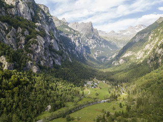 Fototapeta na wymiar Vista aerea della Val di Mello, una valle verde circondata da montagne di granito e boschi, ribattezzata la Yosemite Valley italiana dagli amanti della natura. Val Masino, Valtellina, Sondrio. Italia