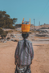 Auf dem Kopf transportieren