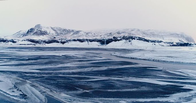  paysage de rivi&egrave;re et montagne en Islande 