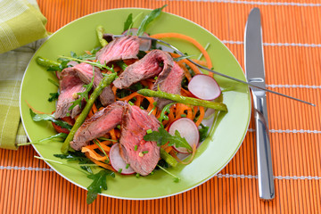 Gemischter Frühlingssalat mit saftigen Rindersteak-Streifen und gebratenem grünen Spargel - Mixed spring salad with roasted asparagus and medium fried beef steak cut into strips