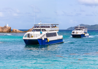 arriv&eacute;e de ferries &agrave; la Digue, Seychelles 