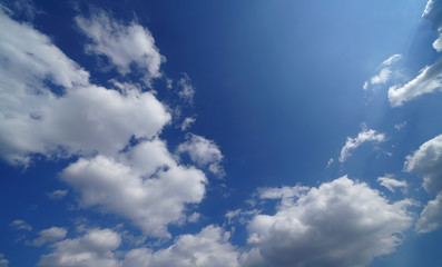 青空と雲「空想・雲のモンスターたち」集中する、集まる、結集する、集合するなどのイメージ