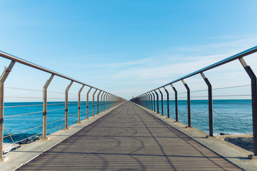 Obraz premium Puente sobre el agua en día soleado