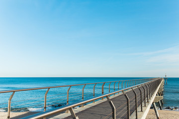Obraz premium Puente sobre el agua en día soleado