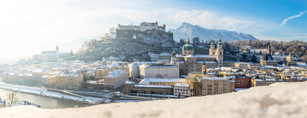 Fototapeta premium Salzburg im Winter, Morgensonne und Schnee, Panorama
