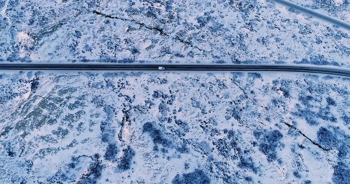 route avec voiture en vue a&eacute;rienne