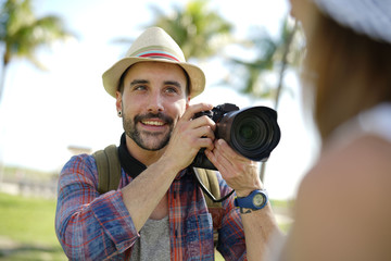 Obraz premium Photographer taking pictures of model in park