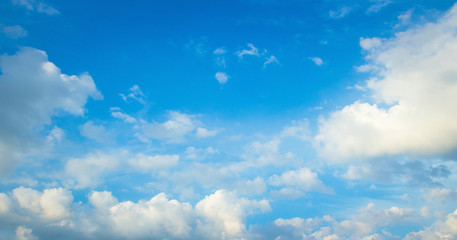 Fototapeta premium Bright blue sky with white fluffy clouds and sunlight for nature background