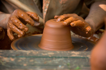 Hände eines Töpfers