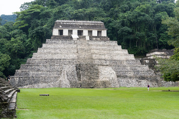 Fototapeta na wymiar Palenque, eine archäologische Maya-Fundstätte im Tieflanddschungel von Chiapas