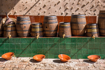 Reihe mit Weinfässern in Freilichtmuseum Sa Granja auf Mallorca