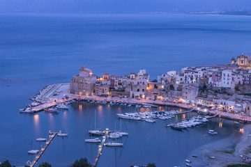 Naklejka premium Marina di Castellammare del Golfo al calar della sera, Sicilia