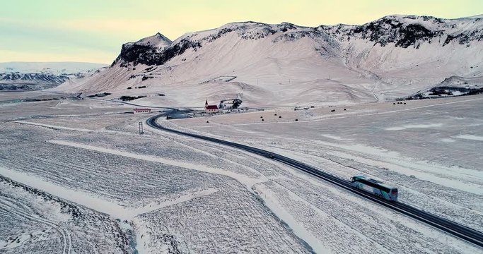 route avec bus en vue a&eacute;rienne