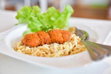 Spaghetti with spicy fried chicken