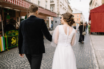 Naklejka premium wedding couple posing in city
