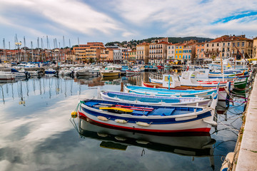 Bateaux de pêche dans le port de La Ciotat - obrazy, fototapety, plakaty