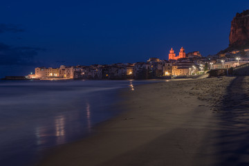 Vista notturna della spiaggia di Cefalù con la cittadina sullo sfondo, Sicilia