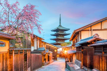 Foto op Canvas Oude stad Kyoto tijdens het sakura-seizoen © f11photo