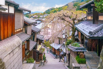 Foto op Canvas Oude stad Kyoto, het Higashiyama-district tijdens het sakura-seizoen © f11photo