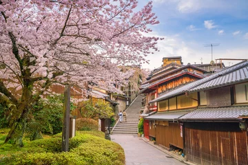 Zelfklevend Fotobehang Old town Kyoto, the Higashiyama District during sakura season © f11photo