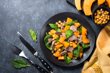 Warm salad with pumpkin, baked beef, spinach and chickpeas.