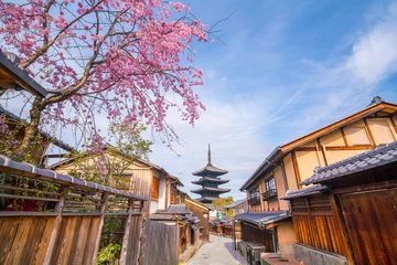 Fototapeten Old town Kyoto during sakura season © f11photo
