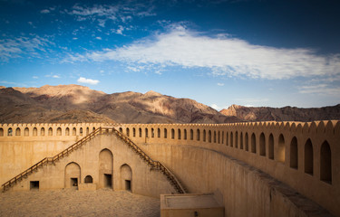 Stunning view of the Nizwa fort surrounded by mountains (Ad Dakhiliyah, Oman) - obrazy, fototapety, plakaty