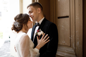 wedding couple  posing in city