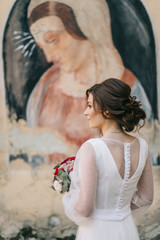 Naklejka premium wedding couple posing in city