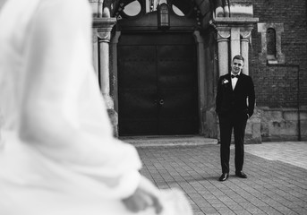 Obraz premium wedding couple posing in city