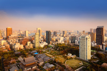 Naklejka premium Landscape of tokyo city skyline in Aerial view with skyscraper, modern office building and sunset sky background in Tokyo metropolis, Japan.