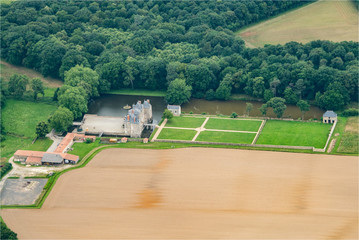 Vue aérienne du château du Bois à Legé en France