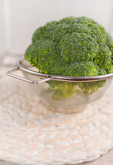 Ein ungekochter Brokkoli in einem Sieb