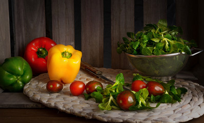 Fototapeta na wymiar Frischer Feldsalat, Tomaten und Paprikaschoten