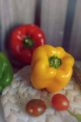  Paprikaschoten vor dunklem Hintergrund