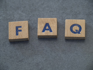 FAQ, lettres gravées sur des cubes en bois
