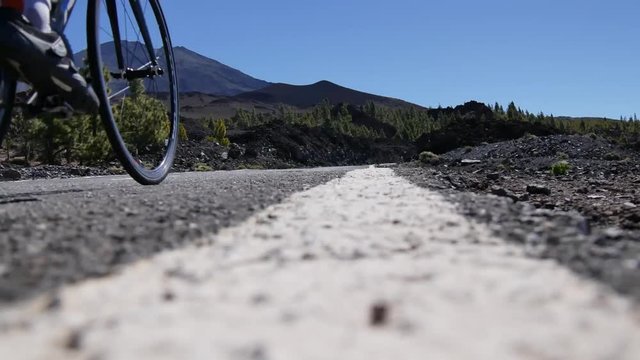 Rennradfahrer in den Bergen