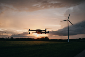 Drohne über Feld bei Sonnenuntergang