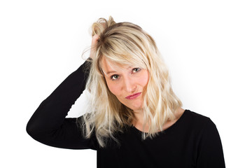 Unsichere blonde junge Frau kratzt sich am Kopf