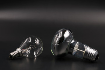 zwei verschiedene Gl&uuml;hbirnen auf schwarz isoliert