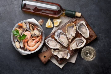 Photo sur Plexiglas Crustacés Fruits de mer frais et vin blanc sur table en pierre